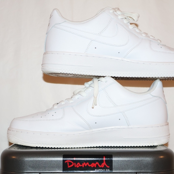 Nike Air Force 1 '07 in Triple White - Picture 8 of 10
